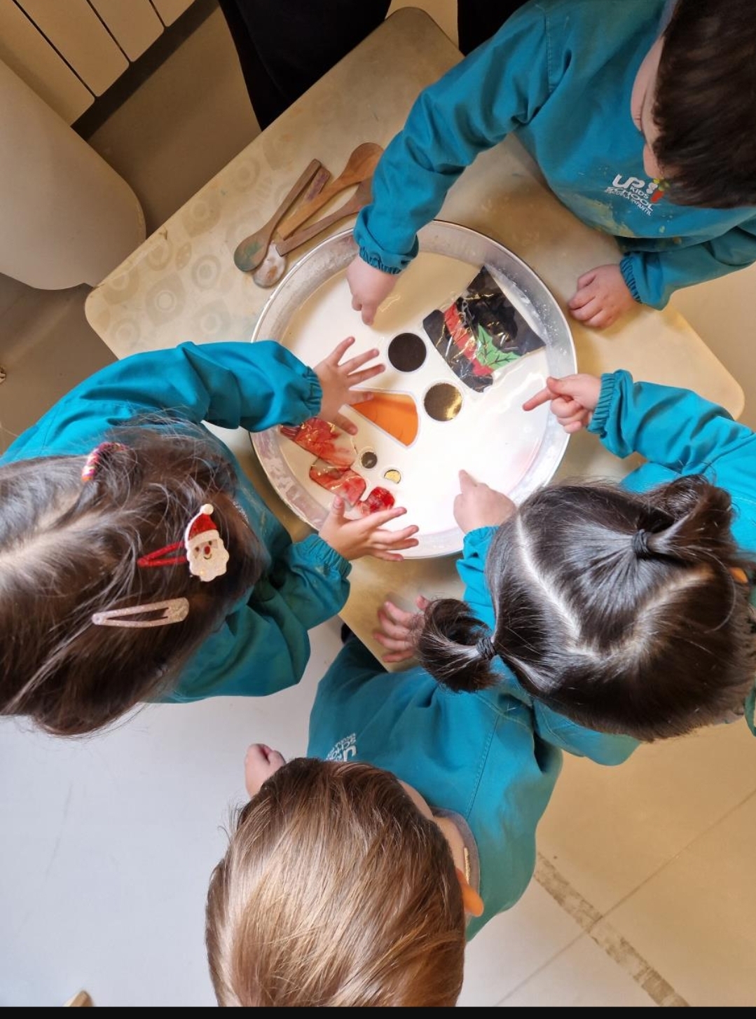 Cuidamos y respetamos la adaptación de manera personalizada. Las familias podrán acompañar a las niñas y niños durante un máximo de 15 días. Los objetos de apego están permitidos durante la adaptación.